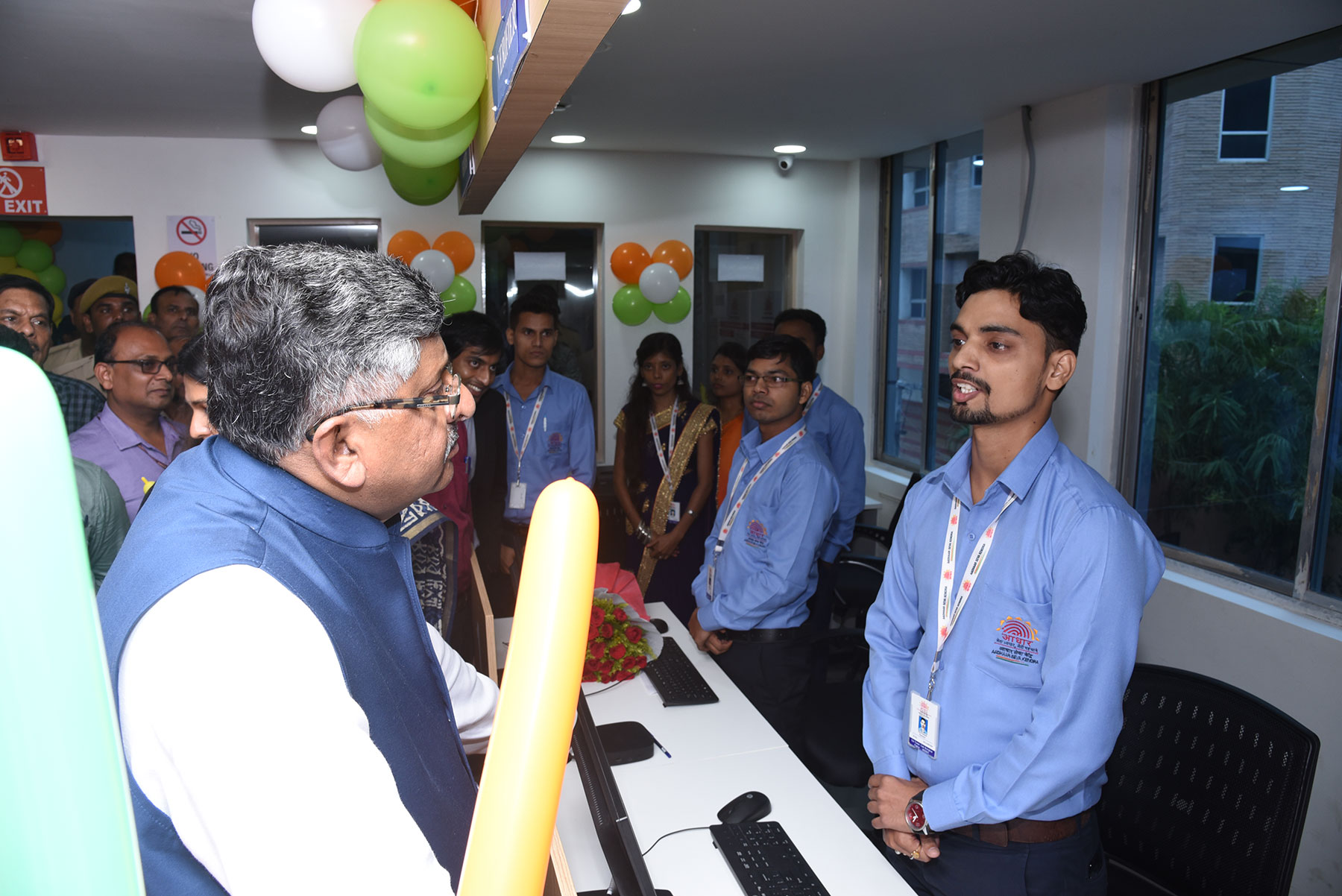केंद्रीय इलेक्ट्रॉनिक्स एवं सूचना प्रौद्योगिकी मंत्री, श्री रवि शंकर प्रसाद आधार सेवा केंद्र पटना के कर्मचारियों से बात करते हुए